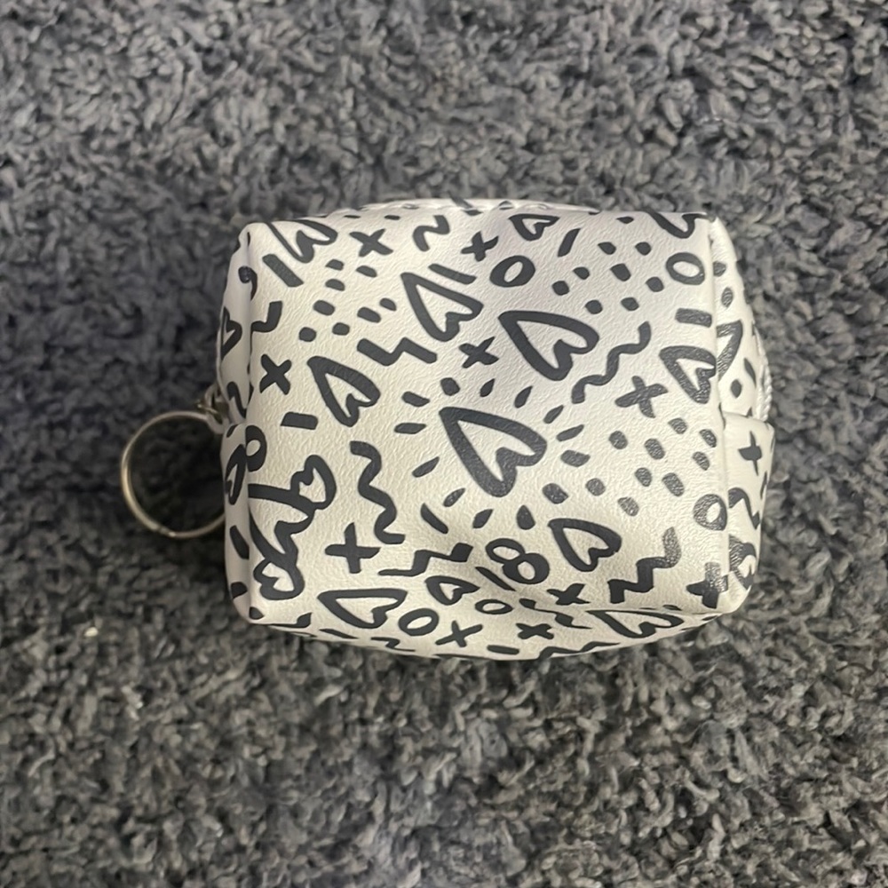 NWOT heart graffiti keychain pouch